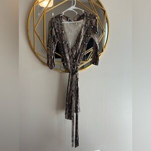 DVF wrap dress. Silk snakeskin print. Size 6. EUC.